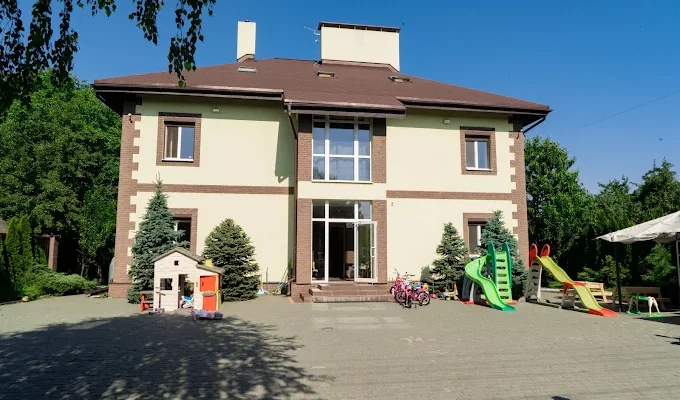 One Seven Дніпро: адреси філій, контакти та графік роботи дитячих садочків і школи